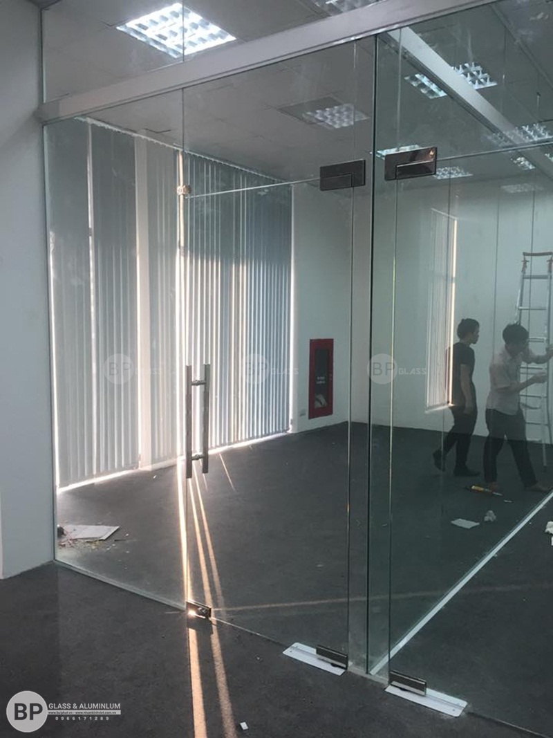 Thi công vách ngăn kính văn phòng tại Trung Yên Plazza